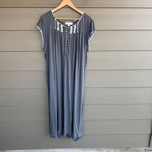 Eileen West night gown